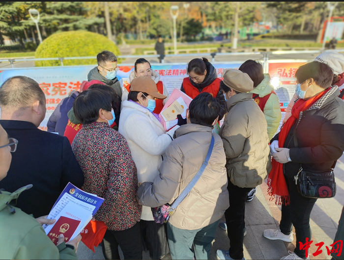 濮陽(yáng)市總工會(huì)憲法日普法 讓法律走到職工身邊，走進(jìn)群眾心里